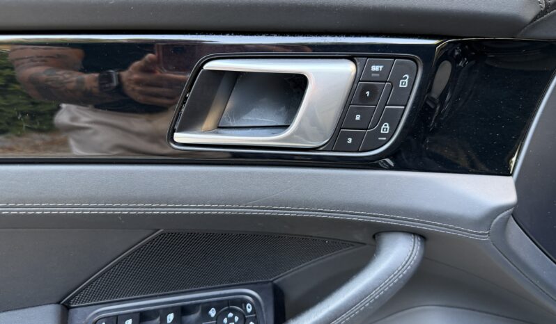 
								Porsche Panamera 4 E-Hybrid Platinum Edition full									